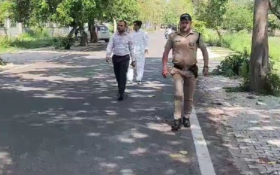 हरिद्वार में पीएम मोदी की अपील का असर, डीएम पैदल पहुंचे कलेक्ट्रेट