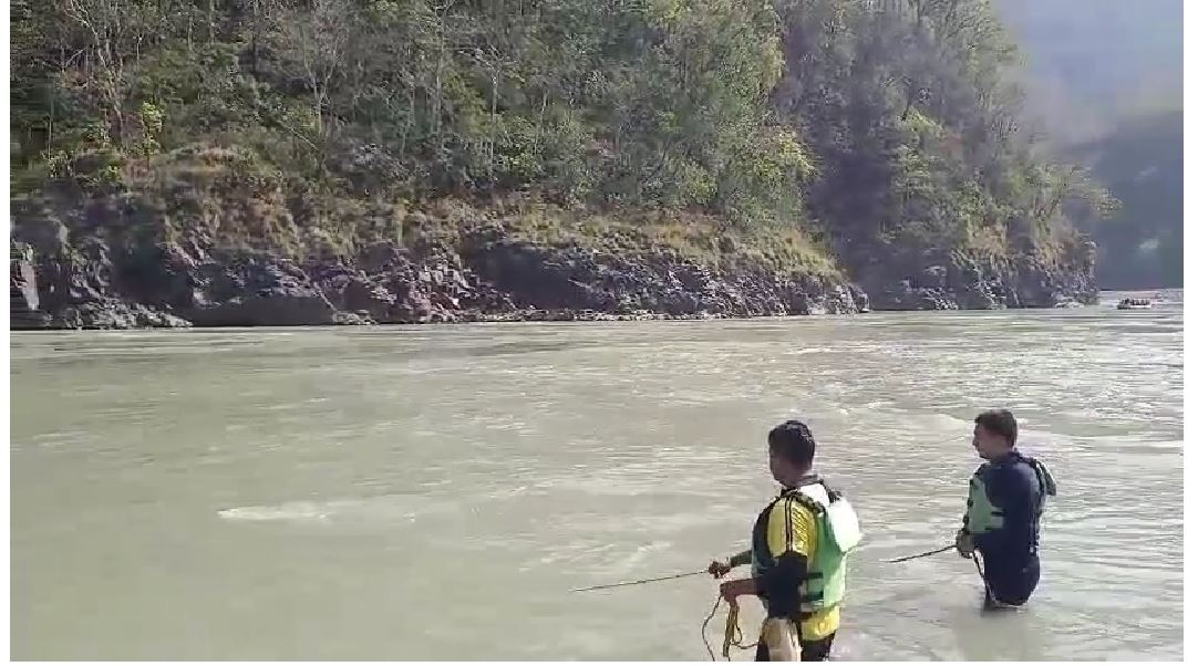 शिवपुरी नमामि गंगे घाट पर युवक गंगा में डूबा, SDRF चला रही सर्च अभियान