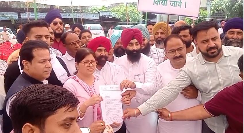 बाज़पुर में किसानों का विशाल धरना, 8 सूत्रीय मांगों को लेकर सौंपा ज्ञापन