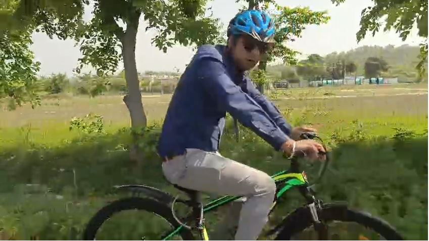 हरिद्वार में एआरटीओ निखिल शर्मा साइकिल से पहुंचे दफ्तर, दिया ईंधन बचत का संदेश