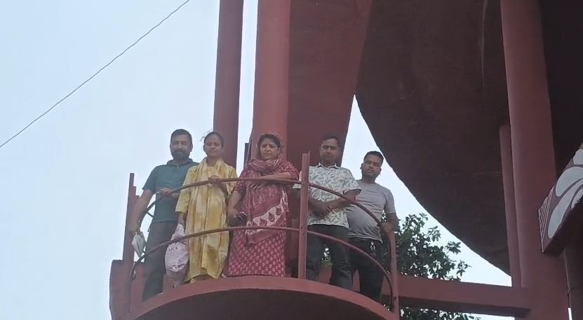 नर्सिंग बेरोजगारों का आंदोलन स्थगित, पानी की टंकी से नीचे उतरे अभ्यर्थी