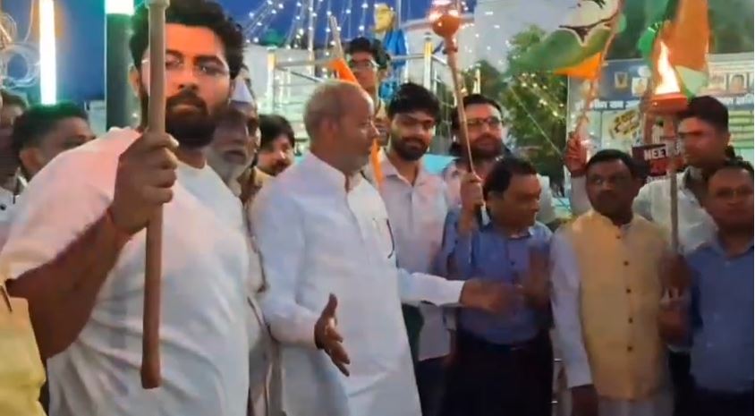 नीट पेपर लीक के विरोध में रुड़की में यूथ कांग्रेस का मशाल जुलूस