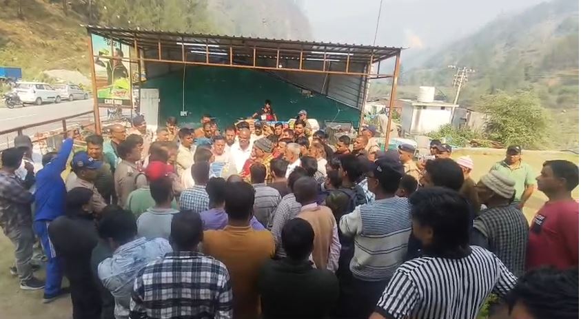 चमोली में जंगल की आग बुझाने गए फायर वॉचर की दर्दनाक मौत, ग्रामीणों का प्रदर्शन