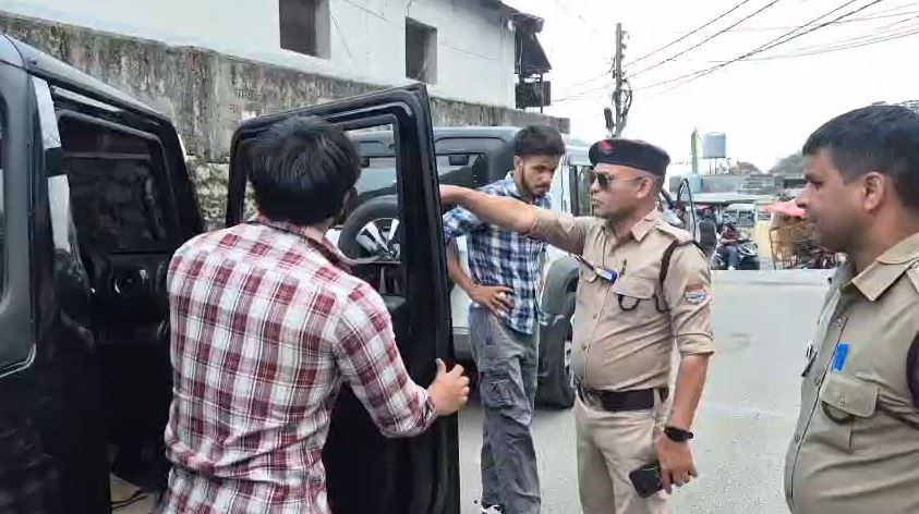 काली फिल्म लगी थार पर पुलिस की कार्रवाई, दिल्ली से आए पर्यटकों को हटानी पड़ी फिल्म