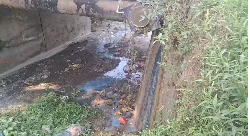 आँचल दुग्ध संघ के चिलिंग प्लांट की गंदगी से स्थानीय लोग परेशान