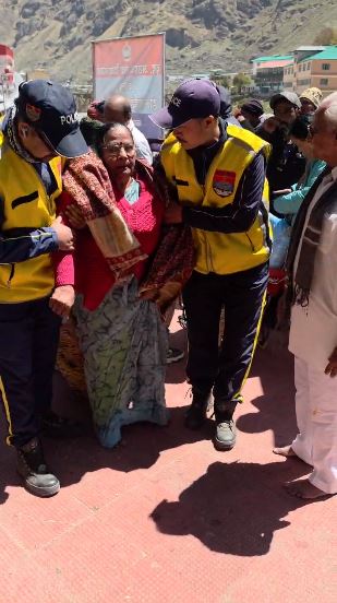 बद्रीनाथ धाम में SDRF का सेवा अभियान, बुजुर्ग और दिव्यांग श्रद्धालुओं को मिल रही विशेष सहायता