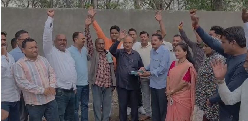 कालाढूंगी में भाजपा की जीत पर जश्न, वाल्मीकि समाज के साथ मिष्ठान वितरण
