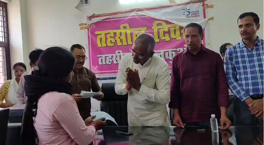 तहसील दिवस में सुनी गईं जनसमस्याएं, लाभार्थियों को वितरित किए राहत कोष के चेक