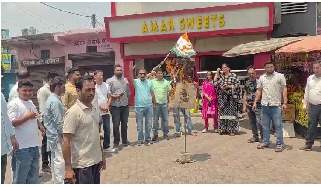 कालाढूंगी में नीट पेपर लीक को लेकर कांग्रेस का प्रदर्शन, सरकार के खिलाफ नारेबाजी