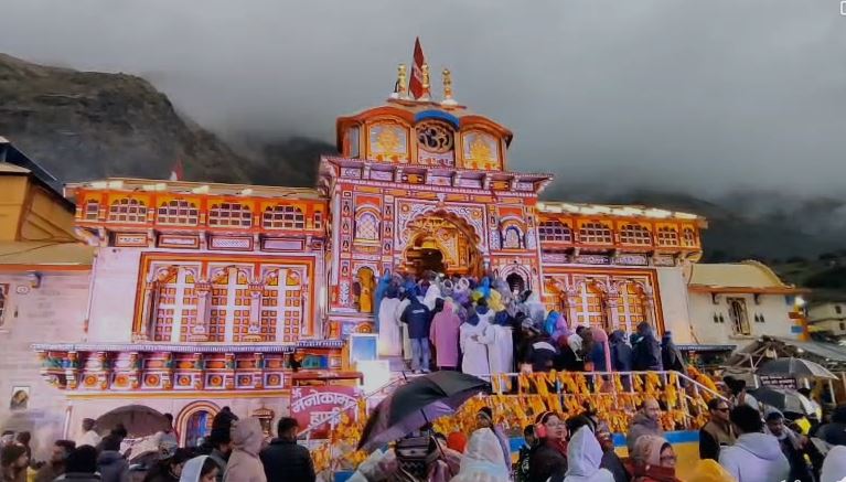 बद्रीनाथ धाम में उमड़ा आस्था का सैलाब, एक दिन में पहुंचे रिकॉर्ड 28 हजार श्रद्धालु