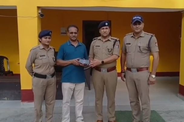 सितारगंज पुलिस की सक्रियता, मध्य प्रदेश से बरामद कर लौटाया व्यापारी का मोबाइल