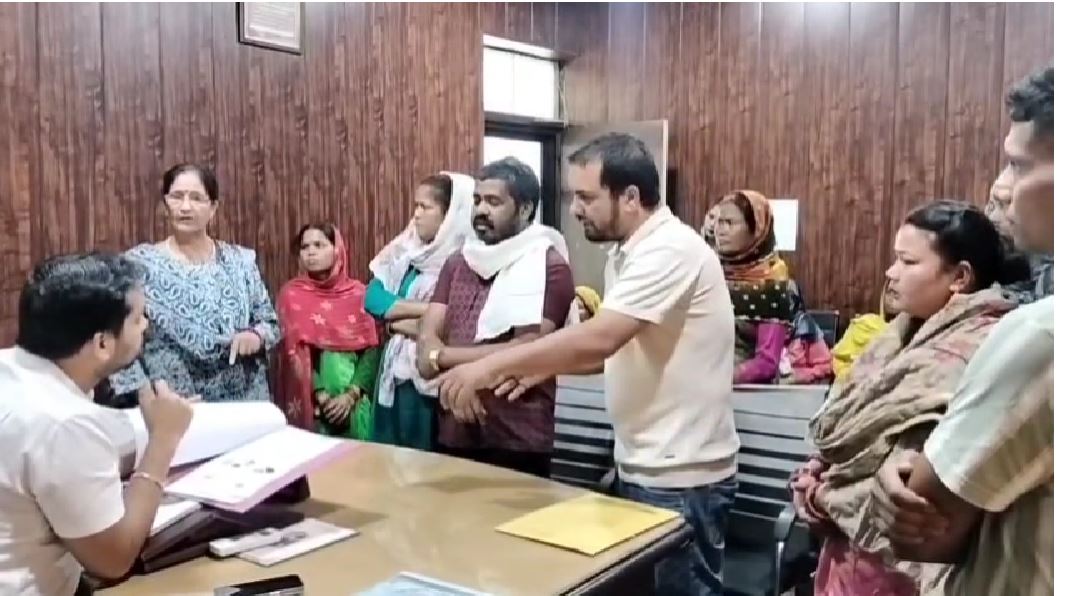 खटीमा में महिला पर ब्लैकमेलिंग और अवैध वसूली के आरोप, पीड़ितों ने प्रशासन से लगाई गुहार