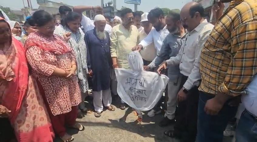जसपुर में कांग्रेस का बैलगाड़ी प्रदर्शन, महंगाई और ईंधन कीमतों के खिलाफ पुतला दहन