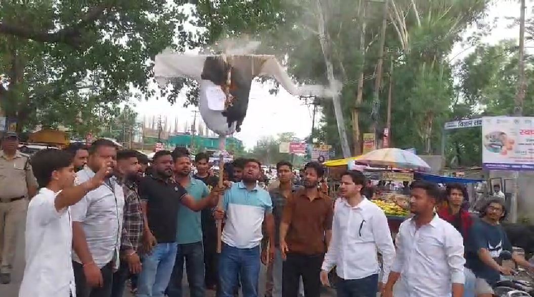 चंपावत दुष्कर्म मामले पर यूथ कांग्रेस और NSUI का प्रदर्शन, आरोपियों को फांसी देने की मांग