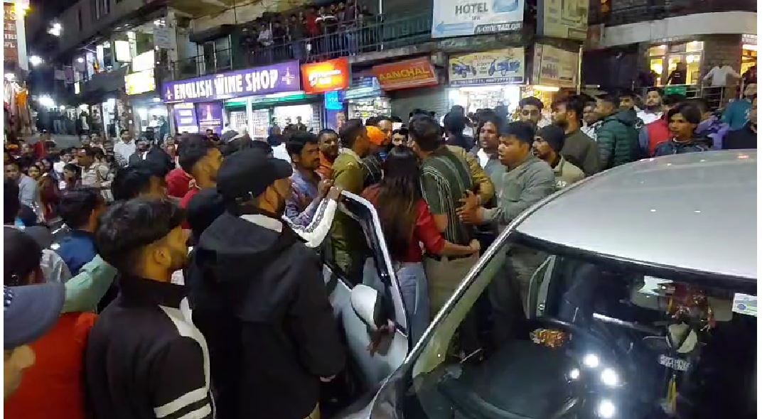मसूरी माल रोड पर हंगामा, पर्यटक दंपती और स्थानीय लोगों में मारपीट