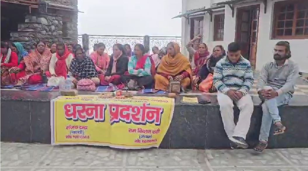 रेहड़ी-पटरी व्यापारियों का 37वें दिन भी धरना जारी, महासू महाराज से न्याय की गुहार की तैयारी