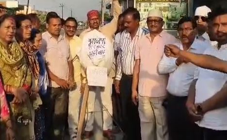 बिन्दुखत्ता में कांग्रेस का प्रदर्शन, महंगाई के खिलाफ भाजपा सरकार का पुतला दहन