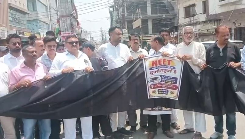 नीट पेपर लीक विवाद पर रुद्रपुर में कांग्रेस का विरोध प्रदर्शन, सरकार पर निशाना