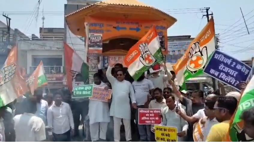 खटीमा में कांग्रेस का विरोध प्रदर्शन, महंगाई और किसान मुद्दों पर केंद्र सरकार का पुतला दहन
