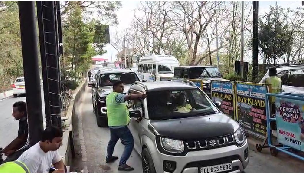 मसूरी ईको टैक्स बैरियर पर जाम से लोग परेशान, फास्टैग व्यवस्था की उठी मांग