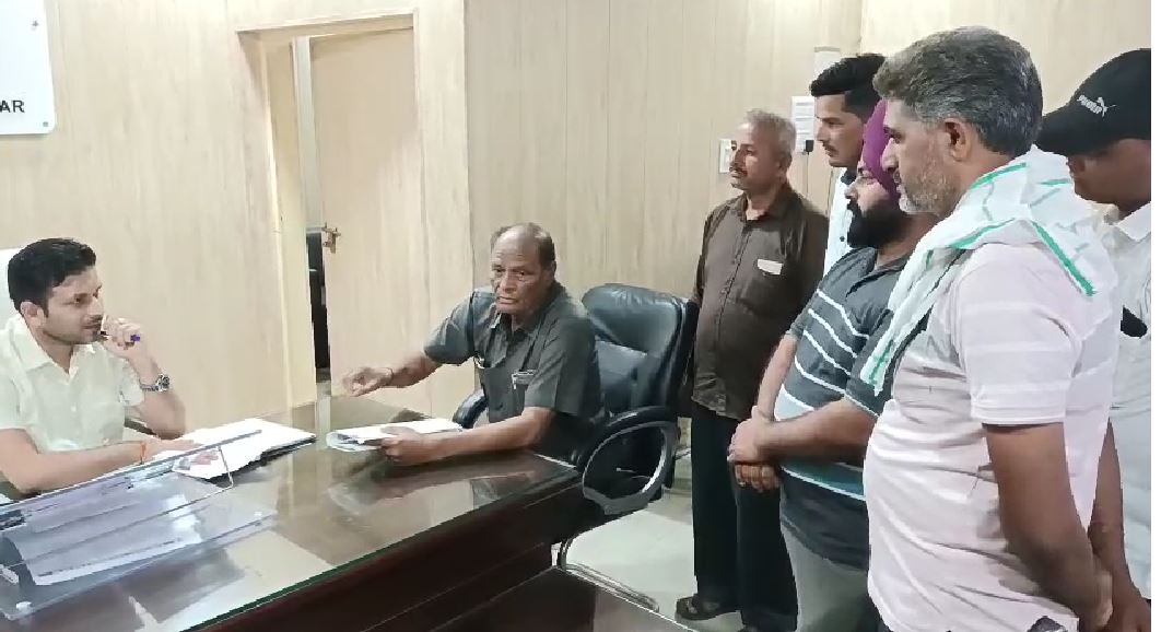 यूरिया सीमा तय करने के आदेश के खिलाफ जसपुर में किसानों का विरोध, सरकार को सौंपा ज्ञापन