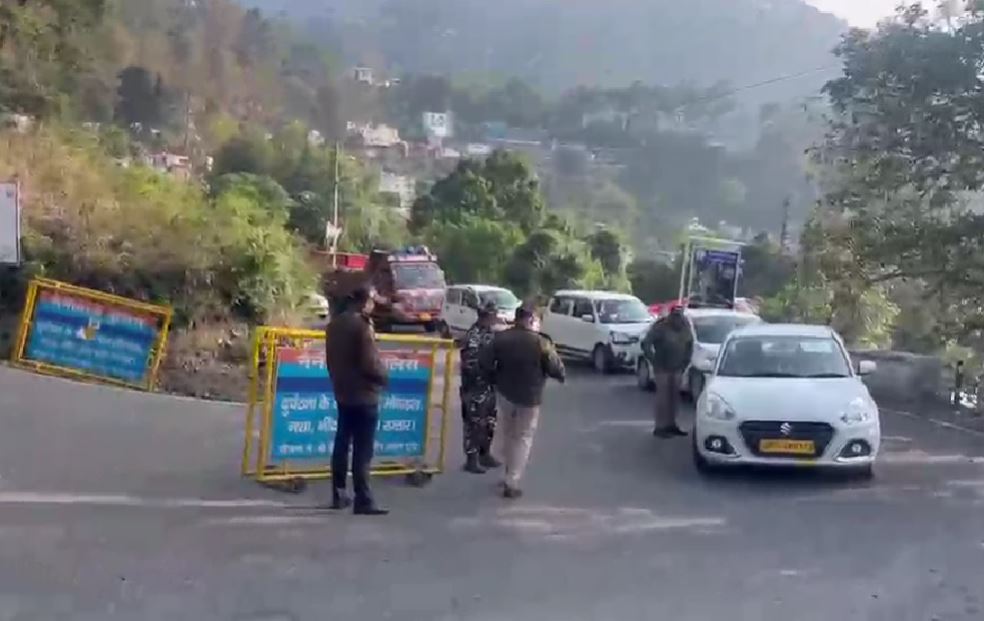 नैनीताल में यातायात व्यवस्था सख्त, नियम तोड़ने वालों पर पुलिस की कार्रवाई