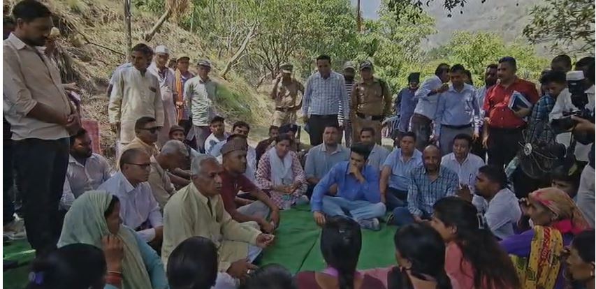 बोरडा तोक के तड़म गांव पहुंचे डीएम, वन्यजीव हमले में मृतक परिवार को दिलाया भरोसा