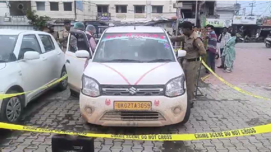 लालकुआँ टैक्सी स्टैंड में कार के अंदर मिला चालक का शव, क्षेत्र में फैली सनसनी