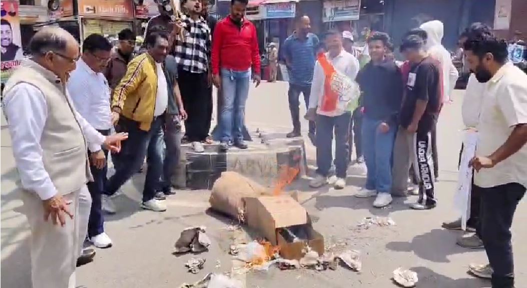 चंपावत नाबालिग प्रकरण पर सियासत तेज, भाजपा-कांग्रेस में पुतला दहन को लेकर टकराव
