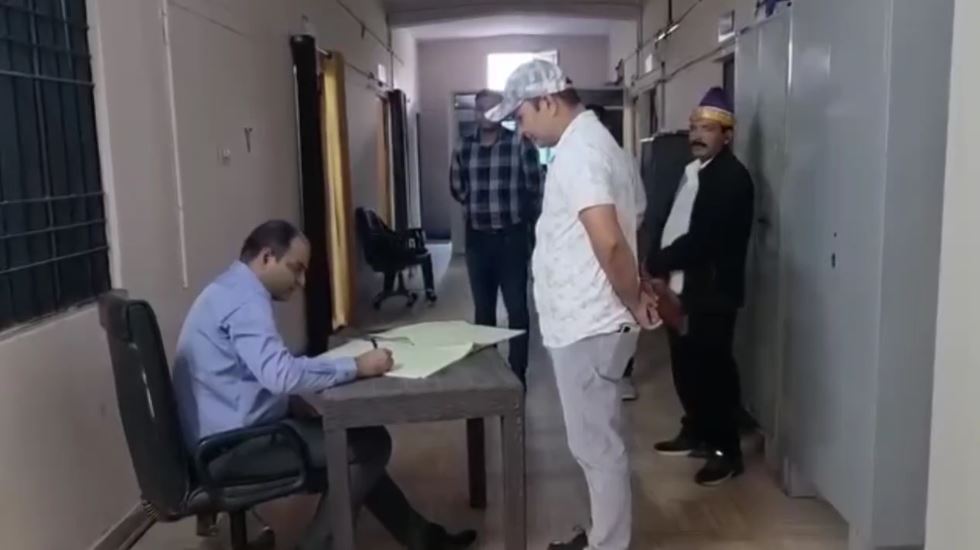 चम्पावत में जिलाधिकारी का औचक निरीक्षण, अनुपस्थित कर्मियों पर सख्त कार्रवाई