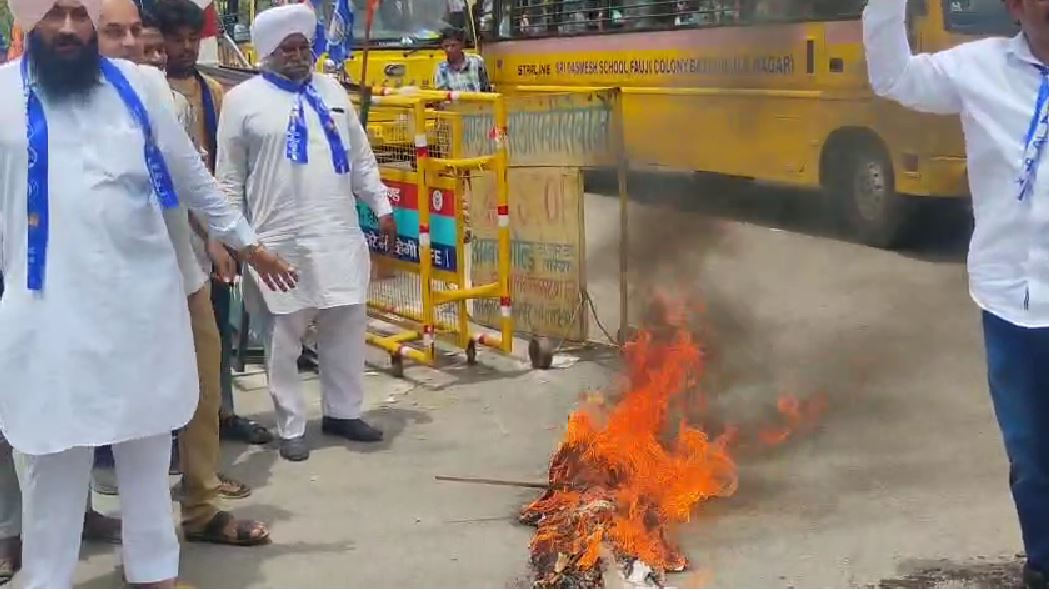 गदरपुर में भूमि विवाद को लेकर सियासत गरम, आजाद समाज पार्टी का पुतला दहन