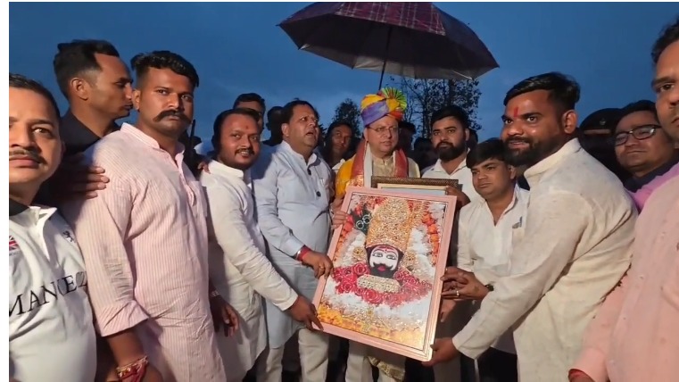 खटीमा दौरे पर सीएम पुष्कर सिंह धामी का संवेदनशील चेहरा, शोक संतप्त परिवार से मिले