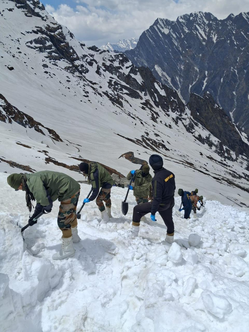 हेमकुंट साहिब यात्रा मार्ग खोलने में सेना और सेवादारों का बड़ा अभियान