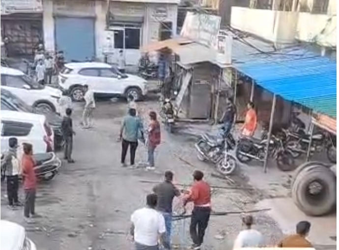 लालकुआं में सरेआम मारपीट का वीडियो वायरल, कानून-व्यवस्था पर उठे सवाल