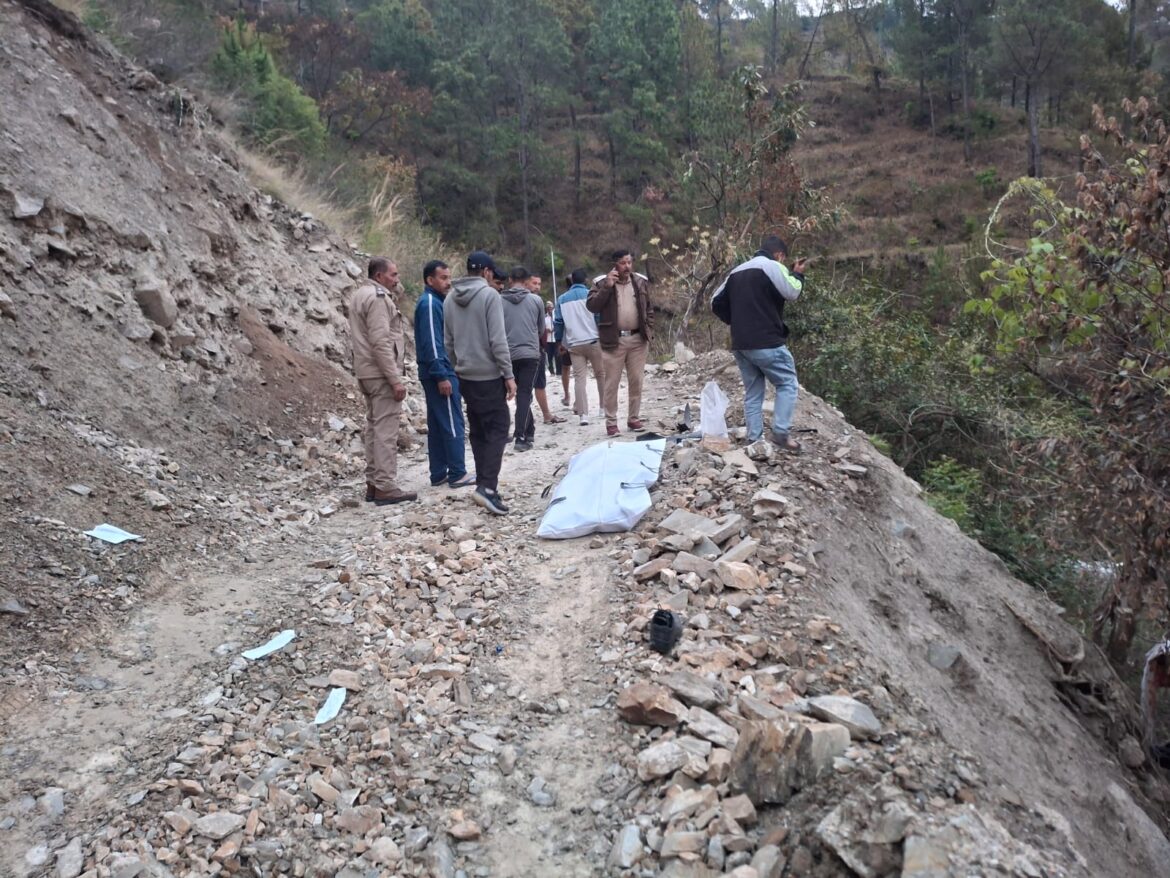 अल्मोड़ा में दर्दनाक सड़क हादसा, खाई में गिरी कार, तीन लोगों की मौत