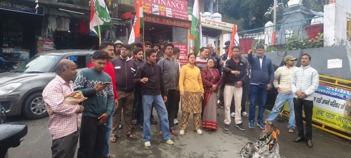 रानीखेत में चंपावत घटना के विरोध में कांग्रेस का प्रदर्शन, गांधी चौक पर पुतला दहन