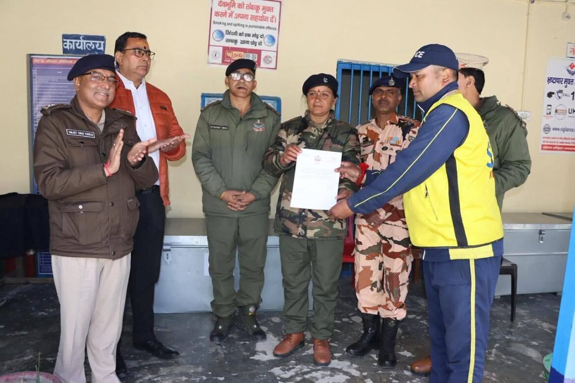 बद्रीनाथ धाम में सेवा दे रहे “खाकी के हीरो” सम्मानित, यात्रियों की मदद में जुटी पुलिस