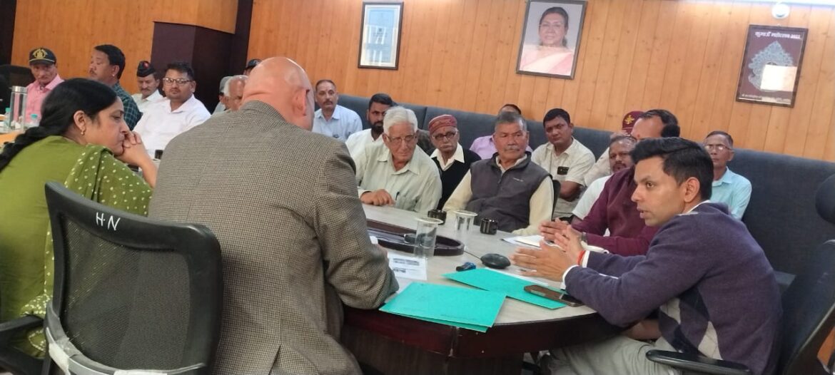 पूर्व सैनिकों के कल्याण को लेकर कलेक्ट्रेट में अहम बैठक, डीएम ने दिए त्वरित समाधान के निर्देश