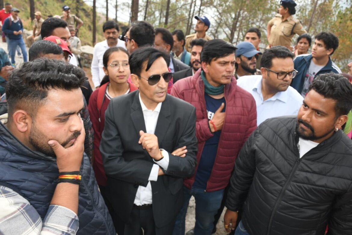 नैनीताल में भूस्खलन प्रभावित कृष्णापुर का निरीक्षण, कुमाऊं आयुक्त ने दिए सख्त निर्देश