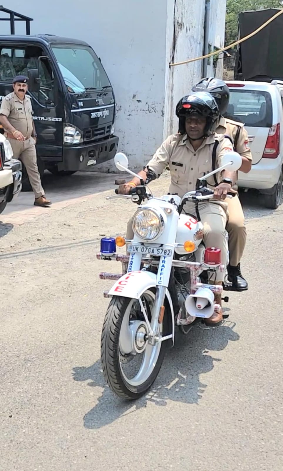 ईंधन संरक्षण का संदेश, एसएसपी नैनीताल मोटरसाइकिल से निकले कार्यालय