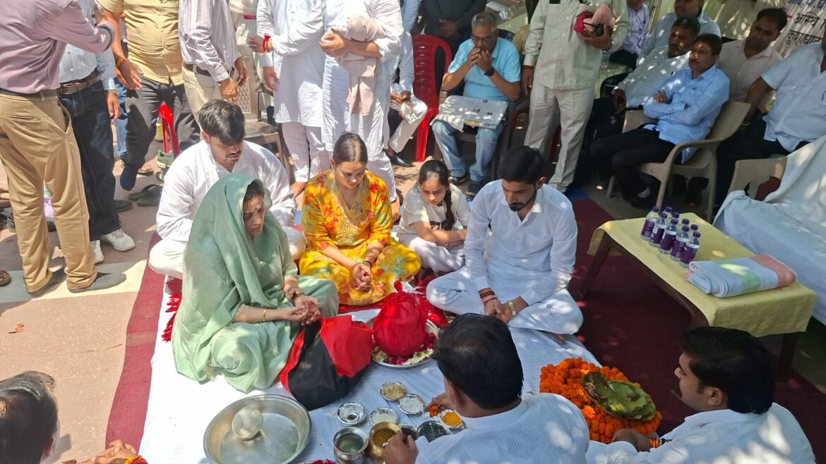 हरिद्वार में मां गंगा को समर्पित हुईं प्रतीक यादव की अस्थियां, भावुक माहौल में हुई अंतिम धार्मिक रस्में