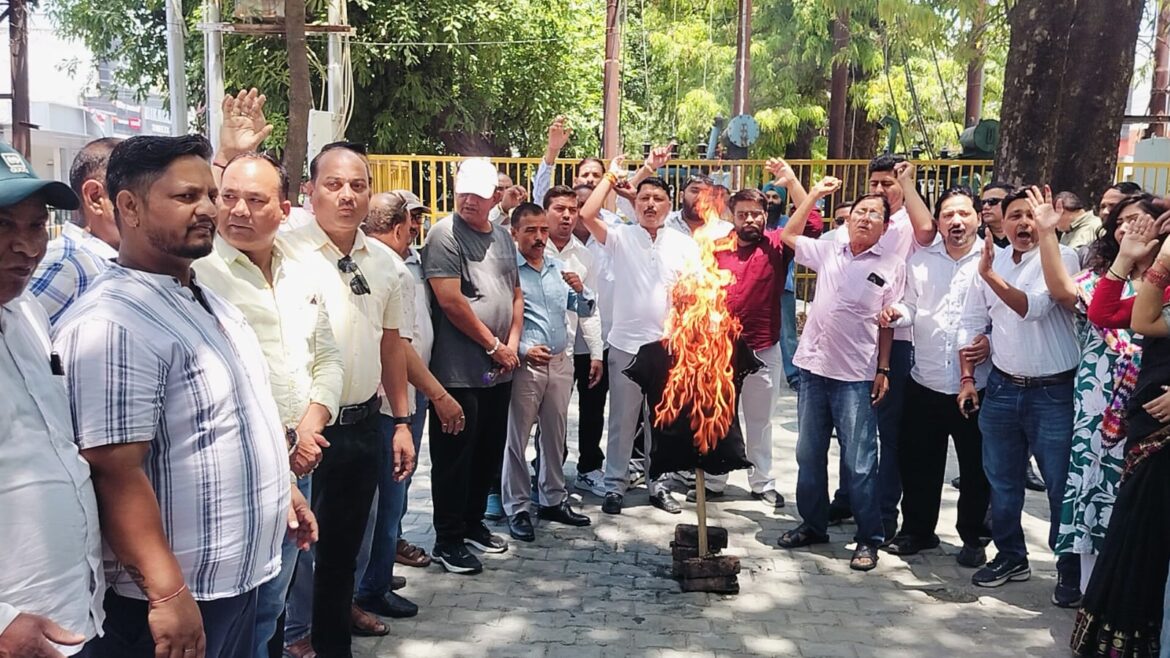 हल्द्वानी में कांग्रेस का प्रदर्शन, पेट्रोल-डीजल की बढ़ती कीमतों पर केंद्र सरकार के खिलाफ नारेबाजी