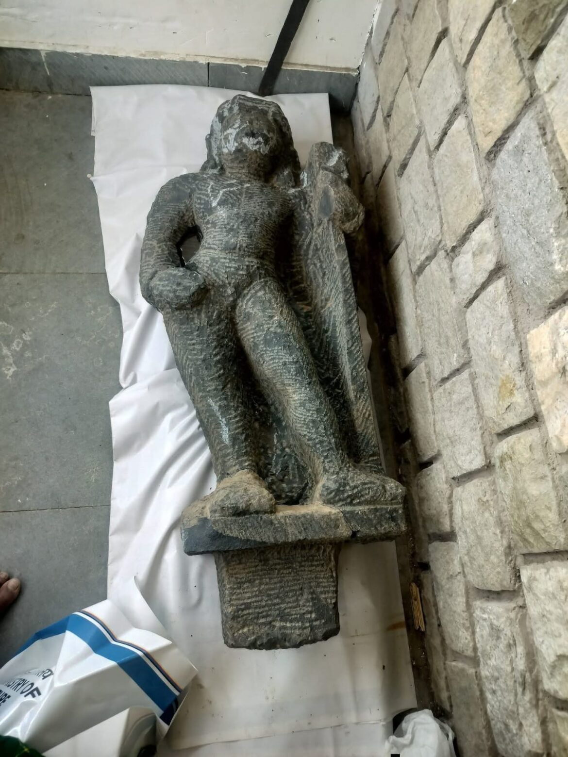 लाखामंडल में खुदाई के दौरान प्राचीन मूर्तियां मिलीं, जांच के आदेश