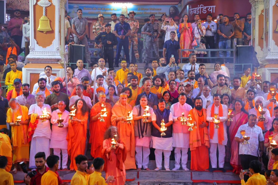 परमार्थ निकेतन में गूंजे भक्ति के स्वर, मुख्यमंत्री धामी और भाजपा अध्यक्ष ने की गंगा आरती