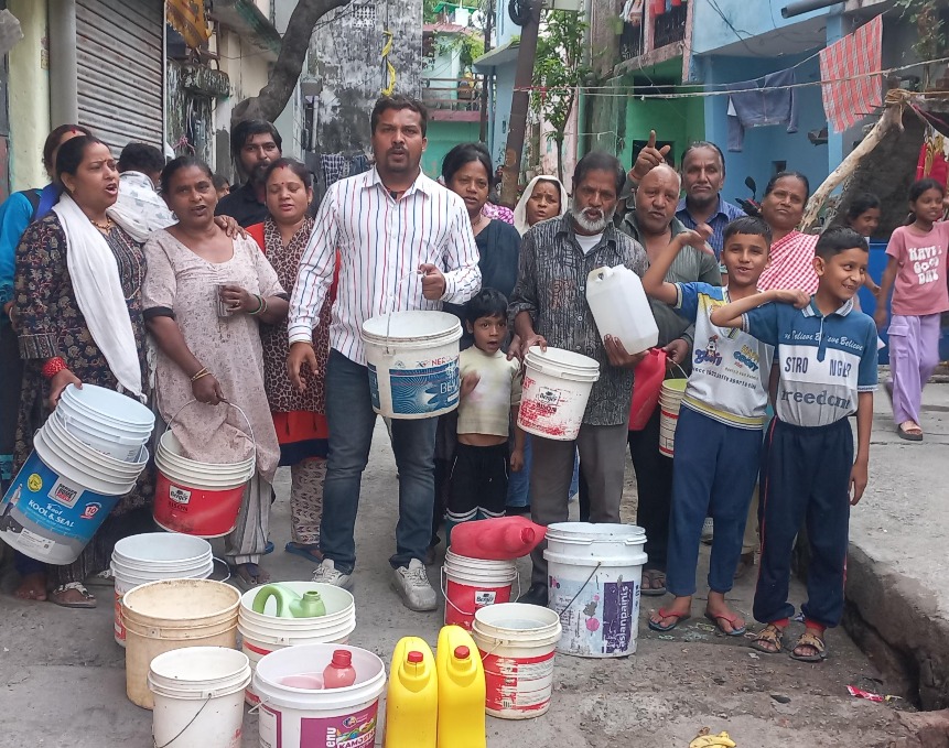 राजेन्द्र नगर वार्ड-12 में पानी संकट पर फूटा गुस्सा, खाली बर्तन लेकर प्रदर्शन