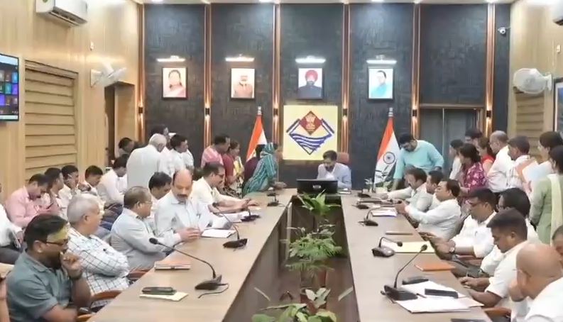 समाधान दिवस में डीएम सख्त, ठगी के आरोपी पर गैंगस्टर की कार्रवाई के निर्देश