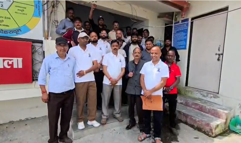 मसूरी में पटरी व्यापारियों और नगर पालिका के बीच बढ़ा विवाद, कर्मचारियों ने कार्रवाई की मांग उठाई