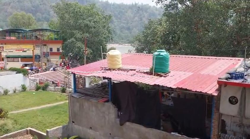 त्रिवेणी घाट भूमि विवाद में कार्रवाई न होने का आरोप, प्रशासन से हस्तक्षेप की मांग