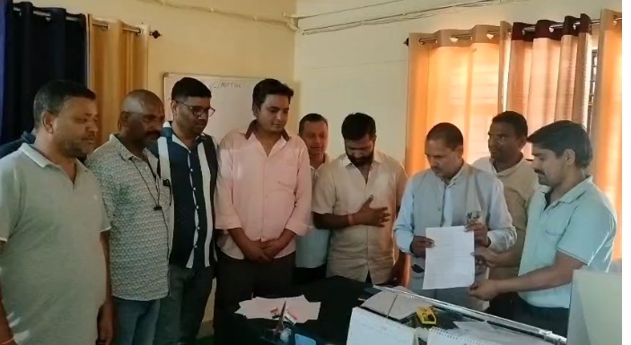 थराली में कांग्रेस का प्रदर्शन, आपदा प्रभावितों के मुद्दों पर सौंपा ज्ञापन