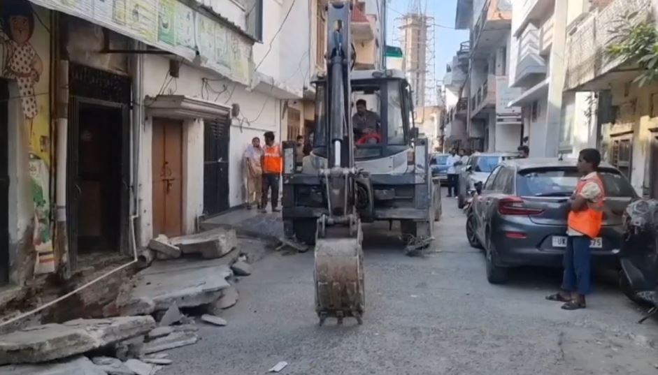 मानसून से पहले खटीमा में चला अतिक्रमण हटाओ अभियान, नालियों पर चला पीला पंजा